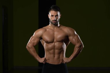 sağlıklı, kaslı, genç bir adam portresi