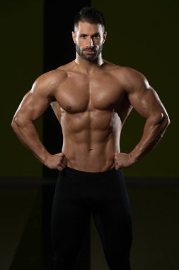 genç vücut geliştirmeci kasların esneme