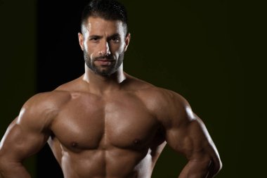 sağlıklı, kaslı, genç bir adam portresi