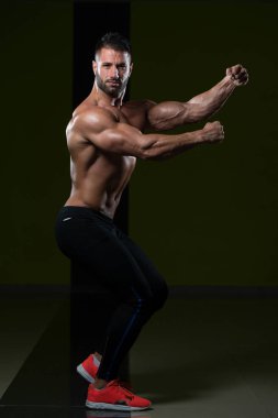 sağlıklı, kaslı, genç bir adam portresi