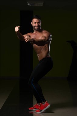 spor salonunda duran ciddi vücut geliştirmeci