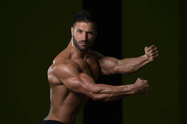 Spor salonunda güçlü duran