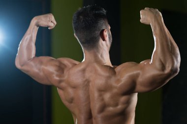 genç vücut geliştirmeci kasların esneme