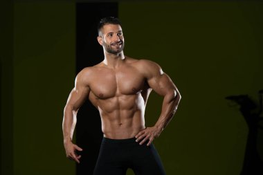 kaslı adam içinde jimnastik salonu kas esneme