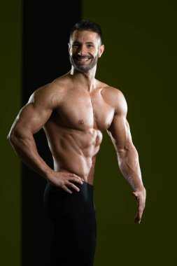 spor salonunda duran ciddi vücut geliştirmeci