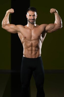 spor salonunda duran ciddi vücut geliştirmeci