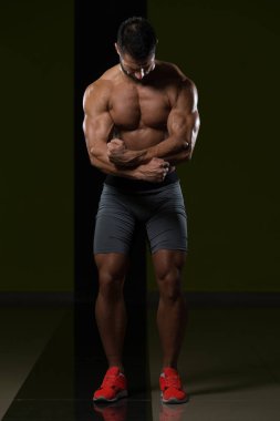 spor salonunda duran ciddi vücut geliştirmeci