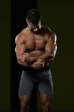 Spor salonunda güçlü duran