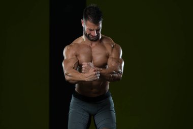 genç adam kasların esneme