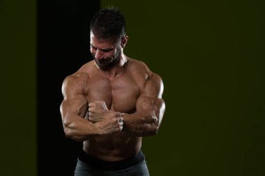 genç vücut geliştirmeci kasların esneme