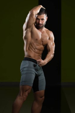 spor salonunda duran ciddi vücut geliştirmeci