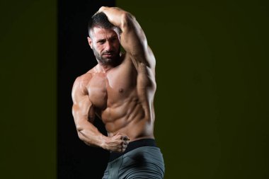 genç vücut geliştirmeci kasların esneme