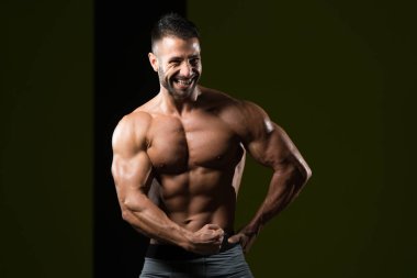 spor salonunda duran ciddi vücut geliştirmeci