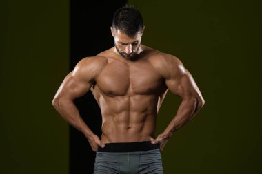 genç vücut geliştirmeci kasların esneme