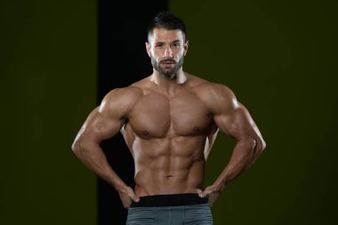 kaslı adam içinde jimnastik salonu kas esneme