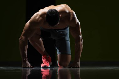 güçlü kas adam yerde diz çökmüş