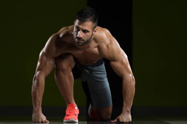 güçlü kas adam yerde diz çökmüş