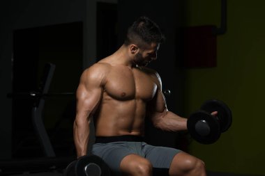 Pazı egzersiz halter ile genç adam