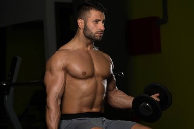 Kaslı adam pazı ile Halter egzersiz