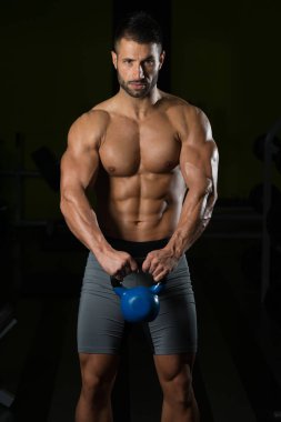 Fitness adam Kettlebells içeride jimnastik salonu kullanma