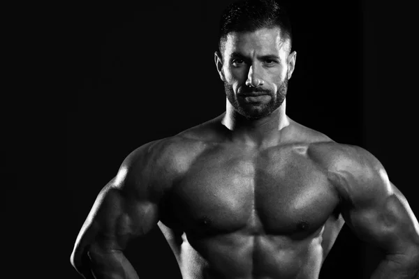 체육관에서 근육을 flexing 근육 남자 — 스톡 사진