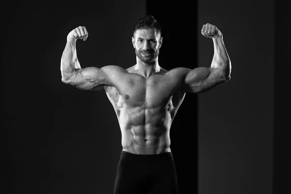 De pie fuerte en el gimnasio — Foto de Stock