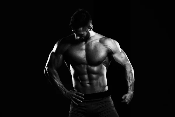 Homme montrant le muscle abdominal — Photo