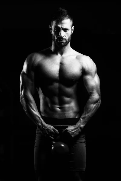 Fitness uomo utilizzando kettlebells dentro palestra — Foto Stock