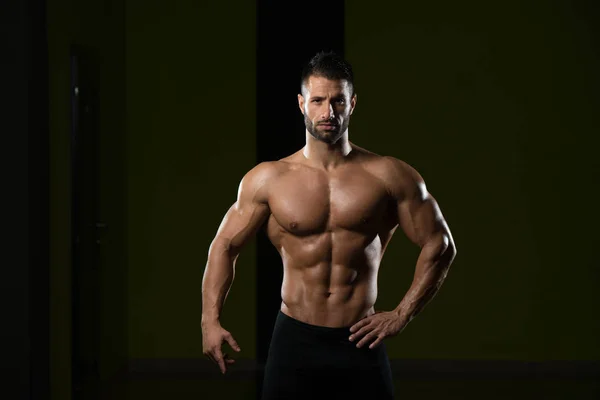 Hombre mostrando el músculo abdominal — Foto de Stock