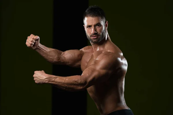 Retrato de un joven musculoso físicamente en forma — Foto de Stock