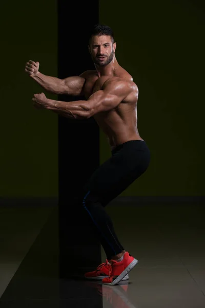 Jeune bodybuilder flexion musculaire — Photo