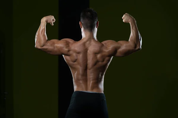 Físicamente el hombre mostrando su espalda bien entrenada — Foto de Stock