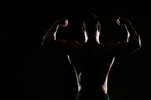 Fisicamente o homem mostrando suas costas bem treinadas — Fotografia de Stock