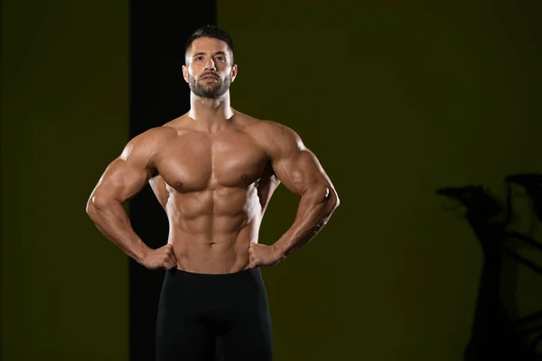 De pie fuerte en el gimnasio — Foto de Stock