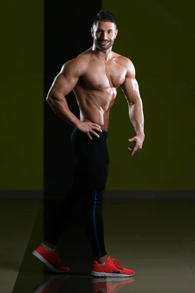 物理的にフィット筋肉の若い男の肖像 — ストック写真