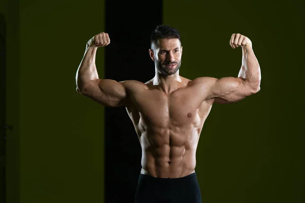 Står stark i gymmet — Stockfoto