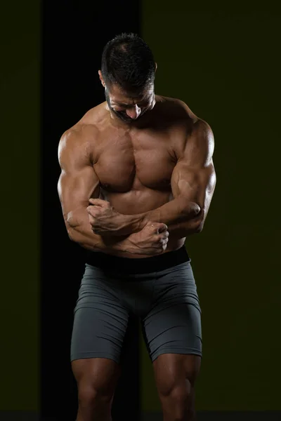 De pie fuerte en el gimnasio — Foto de Stock