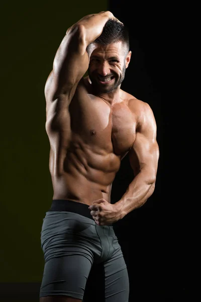 Мужчина демонстрирует мышцы живота — стоковое фото