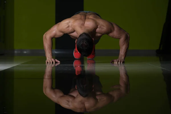 Hombre sano haciendo prensa sube en el gimnasio —  Fotos de Stock