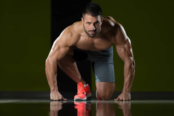 Sterke gespierde mannen geknield op de verdieping — Stockfoto