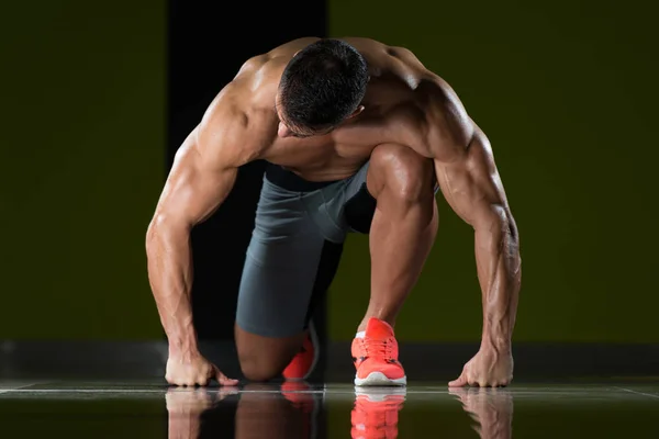 Hombres musculares fuertes arrodillados en el suelo — Foto de Stock