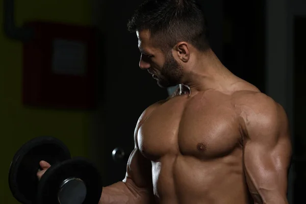 Fiatal férfi súlyzó gyakorolja a bicepsz — Stock Fotó