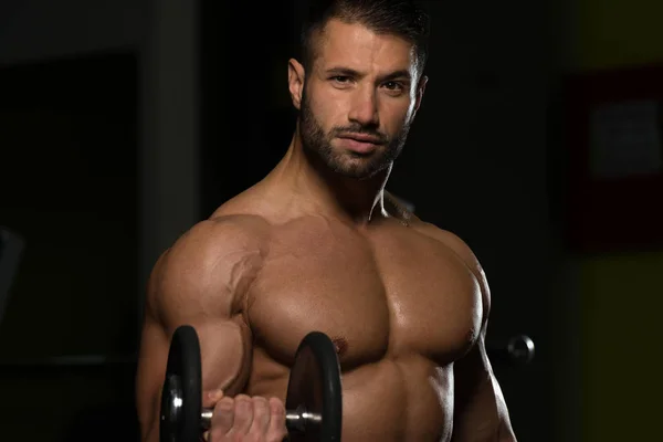 Gespierde Man uitoefening Biceps met halter — Stockfoto