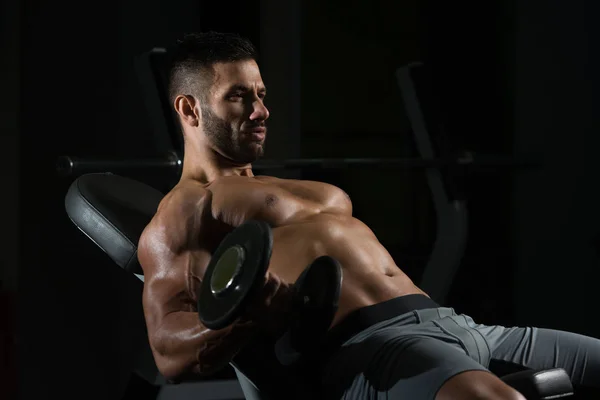 Bicipiti esercizio con manubrio in una palestra — Foto Stock