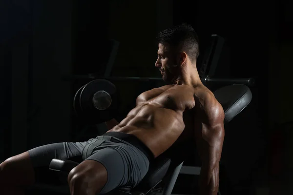 Biceps-oefening met halter In een sportschool — Stockfoto
