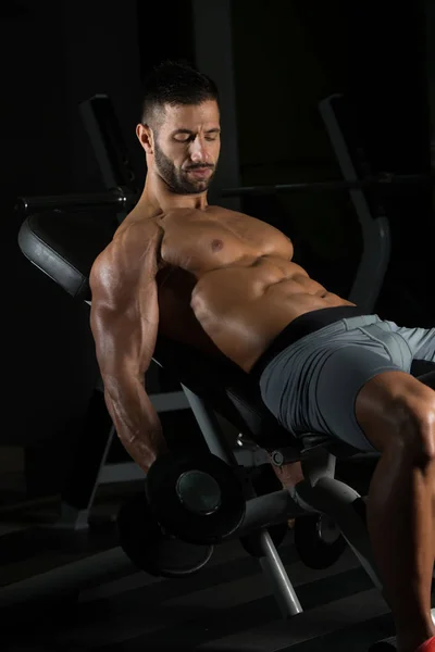 Homme musculaire faisant de l'exercice Biceps avec haltère — Photo