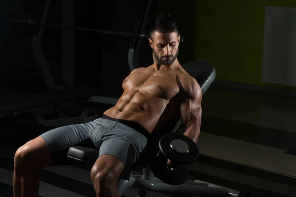 Ejercicio de bíceps con mancuerna en un gimnasio — Foto de Stock