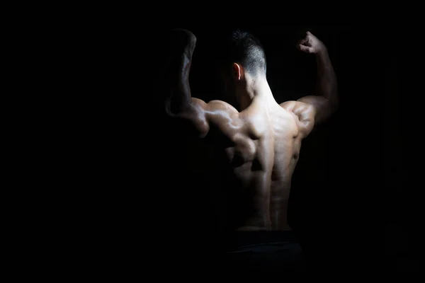 Unga bodybuilder flexar muskler — Stockfoto