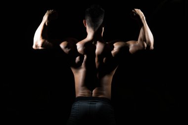 kaslı adam içinde jimnastik salonu kas esneme