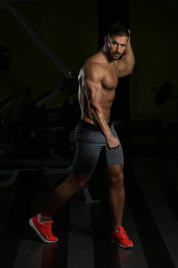 Su ısıtıcısı-bell bir spor salonu ile omuz egzersiz